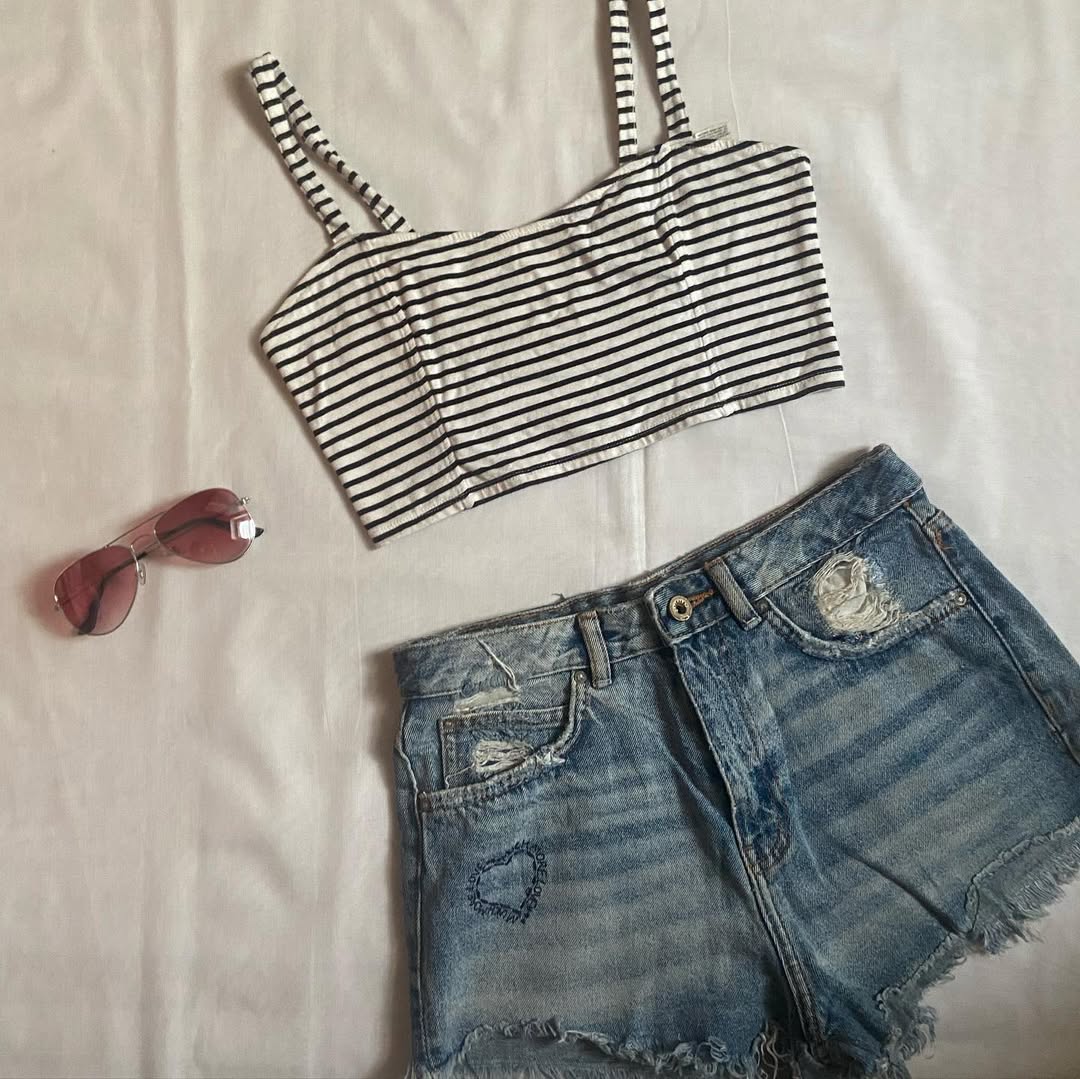 Black and White Stripes Crop (M)