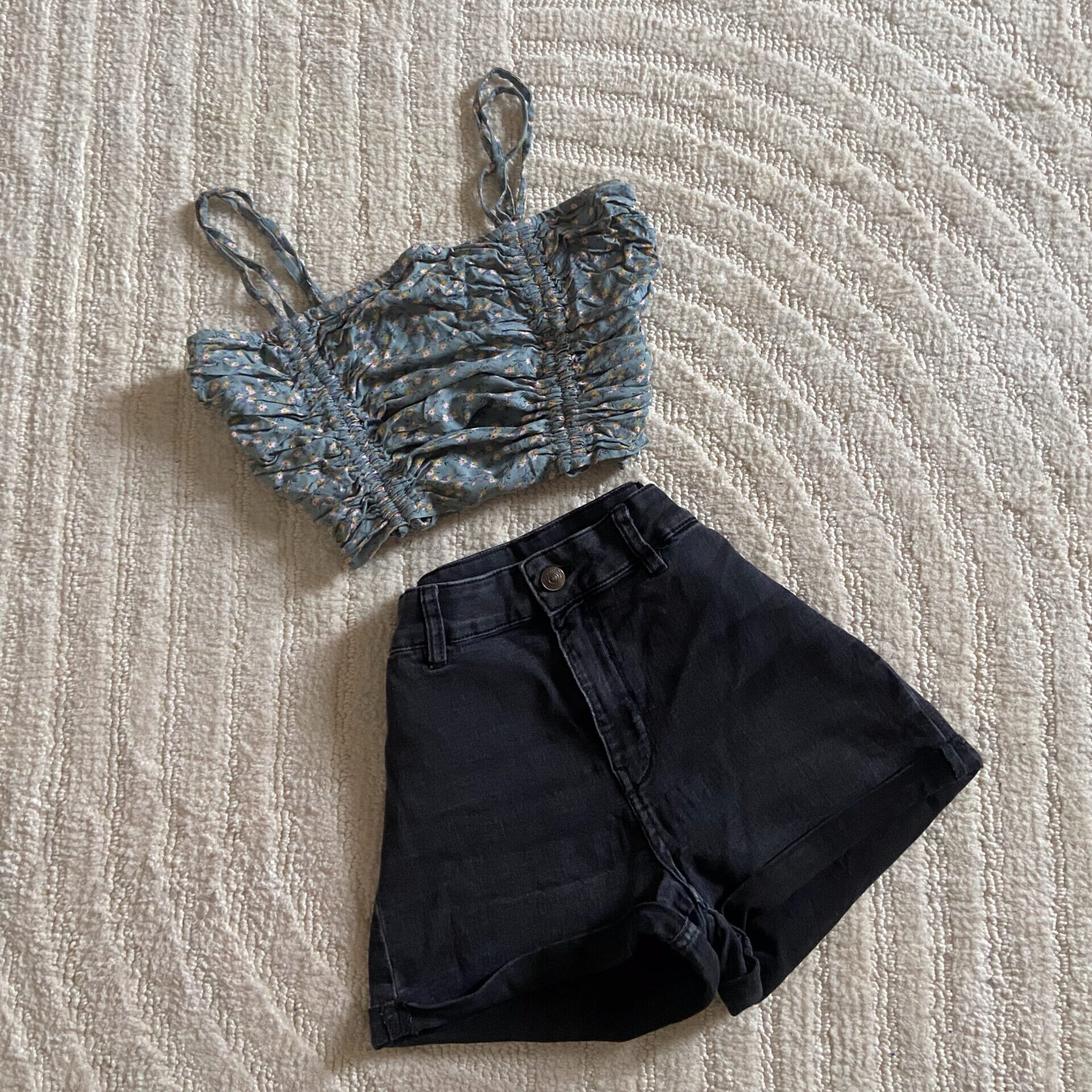 Pullover top (S), Black denim shorts (W-24, L-11)