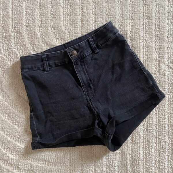 Pullover top (S), Black denim shorts (W-24, L-11) - Image 2